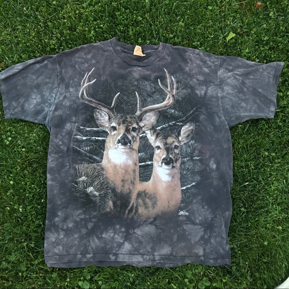 the mountain deer graphic tee!